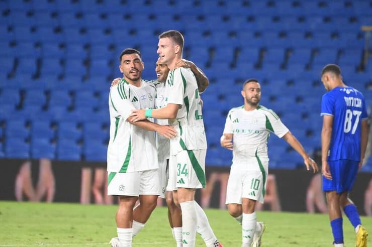 12 שערים בארבעה משחקים. שחקני מכבי חיפה חוגגים (צילום: יאיר שגיא) מכבי חיפה