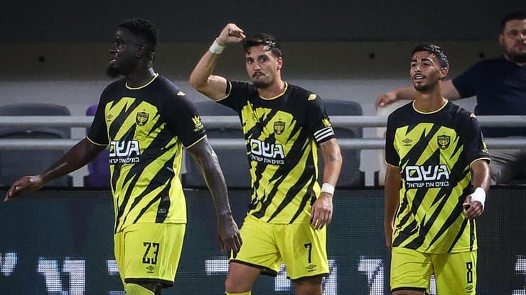 בית"ר מוכנה להסתער על הליגה. שועה חוגג עם החברים (צילום: עוז מועלם) שחקני בית"ר ירושלים מול בני ריינה