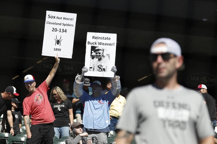 אוהדי הווייט סוקס מוצאים נחמה בעונה העגומה (צילום: Kamil Krzaczynski-Imagn Images) אוהדי הווייט סוקס מוצאים נחמה בעונה העגומה