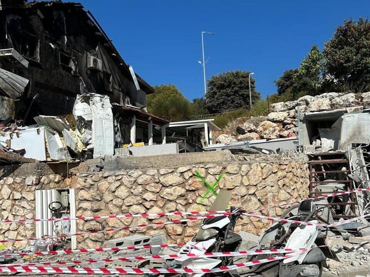 הריסות בית בצפת שנפגע פגיעה ישירה מרקטה שנורתה מלבנון