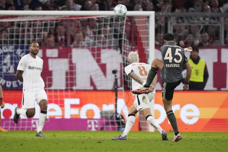 פבלוביץ' שולח את הכדור לחיבורים של לברקוזן וקובע את תוצאת המשחק (צילום: AP Photo/Matthias Schrader) פבלוביץ' שולח את הכדור לחיבורים של לברקוזן