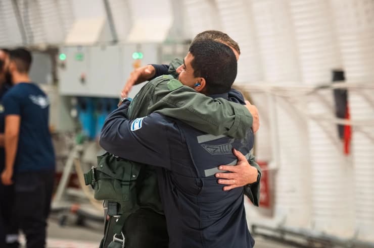 הטייסים מתחבקים אחרי הצלחת המבצע