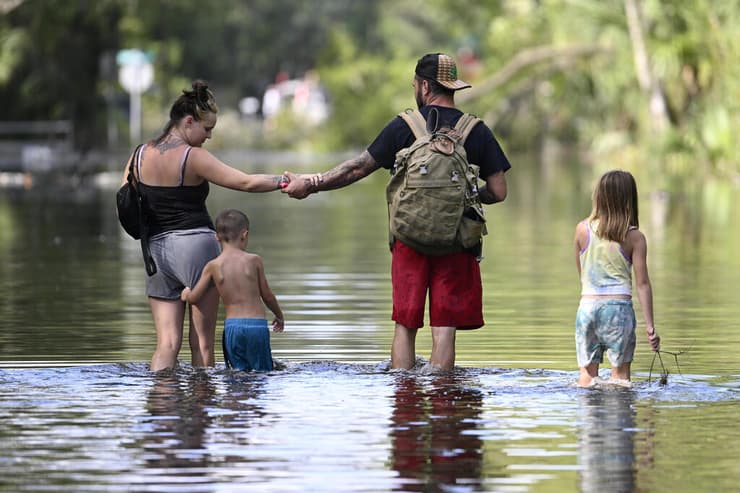 ההצפות בפלורידה (צילום: AP Photo/Phelan M. Ebenhack) נזקי סופה הוריקן הלין פלורידה ארה"ב