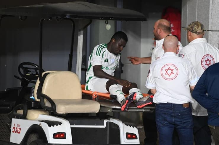 דאגה בקבוצה. מוחמד מפונה מהמגרש אתמול (צילום: יאיר שגיא) קריית שמונה מכבי חיפה