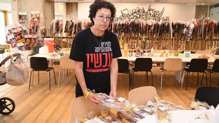 אסתר בוכשטב, אמו של יגב ז"ל. מחלקים את העוגות לעמותות שיגב התחבר אליהן (צילום: יאיר שגיא) עוגת לחג לזכרו של יגב בוכשטב