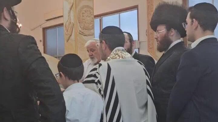 למצולמים אין קשר לכתבה (צילום: יאיר קראוס) אזעקה בנהריה בזמן תפילת הסליחות בבית כנסת