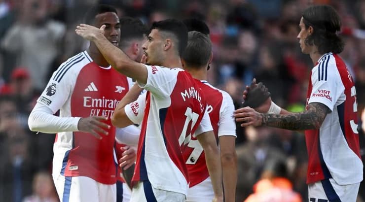 גבריאל מרטינלי ושחקני ארסנל מאושרים