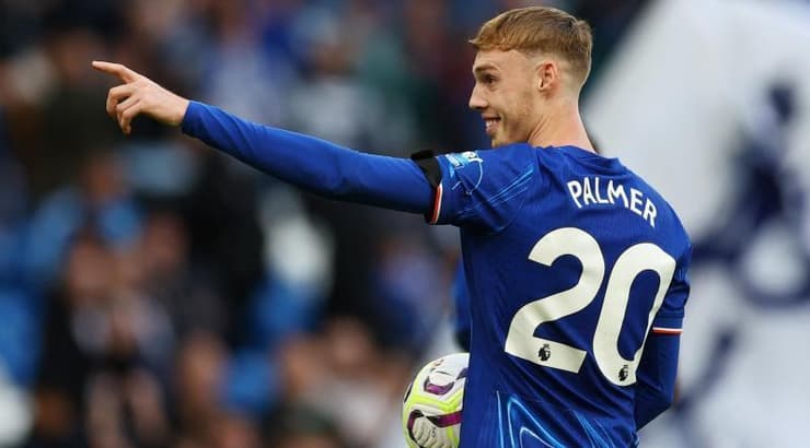 קול פאלמר מאושר עם כדור המשחק