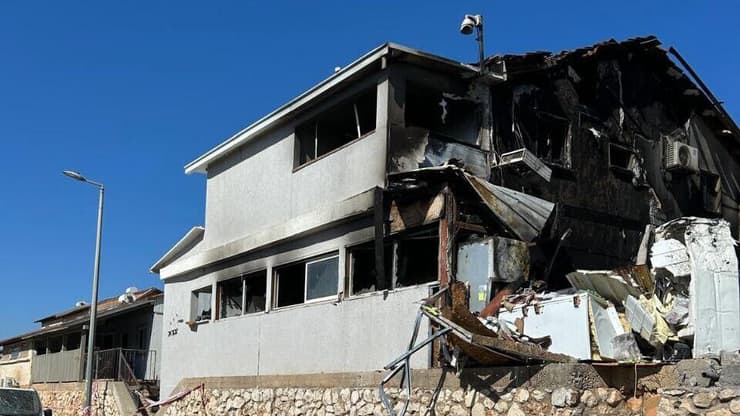 הריסות בית בצפת שנפגע פגיעה ישירה מרקטה שנורתה מלבנון