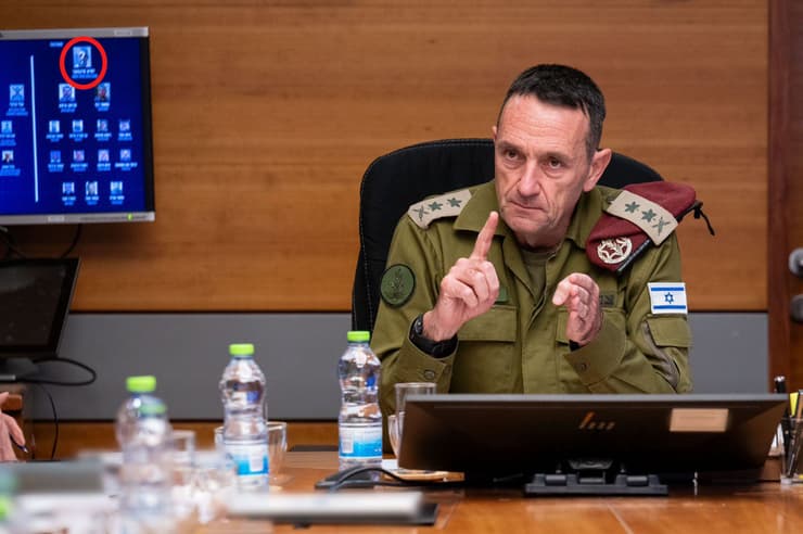 הרמטכ״ל בהערכת מצב בזמן התקיפה בתימן עם חברי פורום המטה הכללי