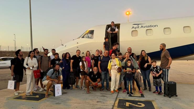 הנוסעים שחזרו במטוס פרטי (צילום: סמי יהב ) נוסעים ישראלים שנתקעו בקפריסין וחזרו במטוס פרטי