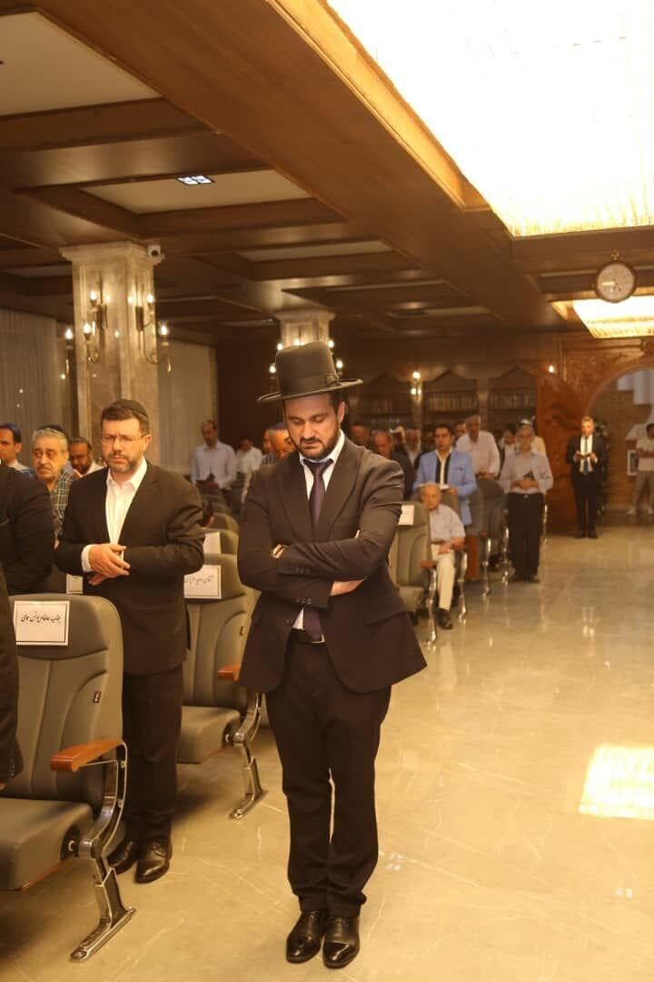 מתפללים בבית הכנסת