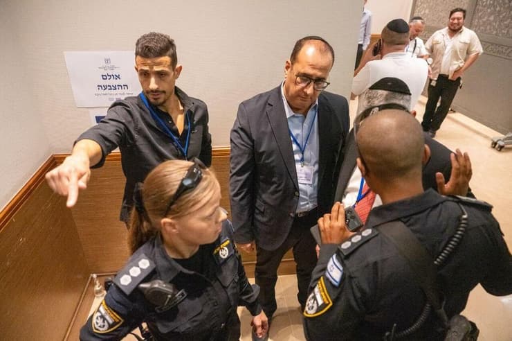 שוטרים מגיעים לסיוע בספירת הקולות בבחירות הרבנים הראשיים