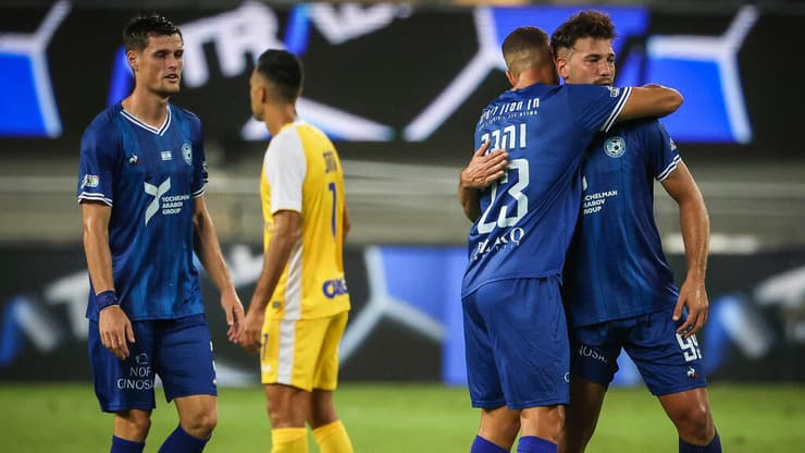 שחקן עירוני טבריה הארון שפסו חוגג עם בן והבה