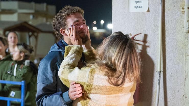 איתי רגב במפגש עם אימו מירית רגב, עם חזרתו משבי החמאס