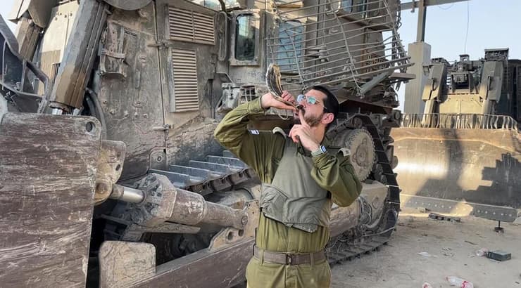 תרגול תקיעה בשופר ברצועת עזה. לוחמים רבים יחגגו רחוק מהבית