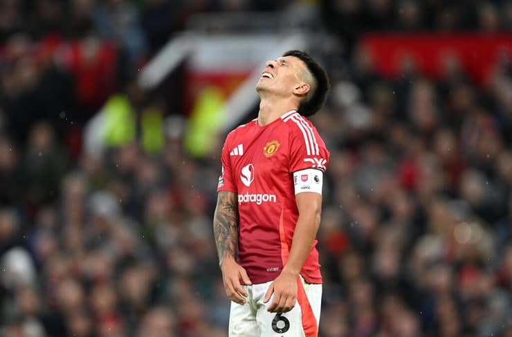 ליסנדרו מרטינס לא רוצה להסתכל לאוהדים בעיניים (צילום: Michael Regan/Getty Images) ליסנדרו מרטינס