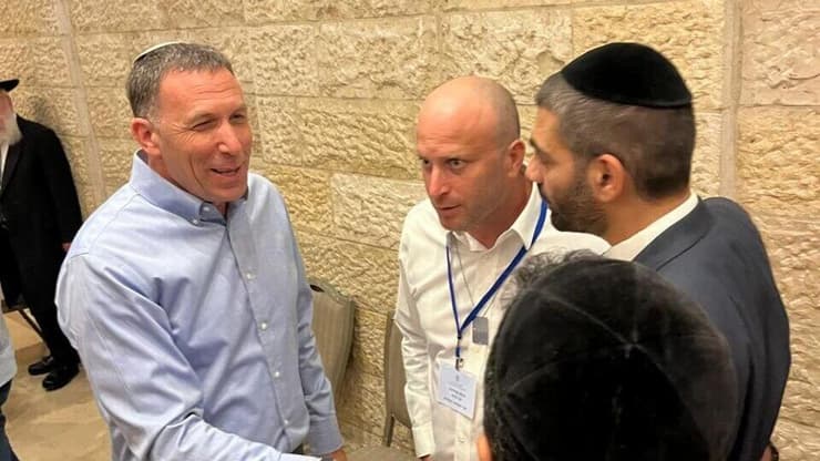 מימין לשמאל: השר מיכאל מלכיאלי, ח"כ יצחק קרויזר וח"כ מתן כהנא