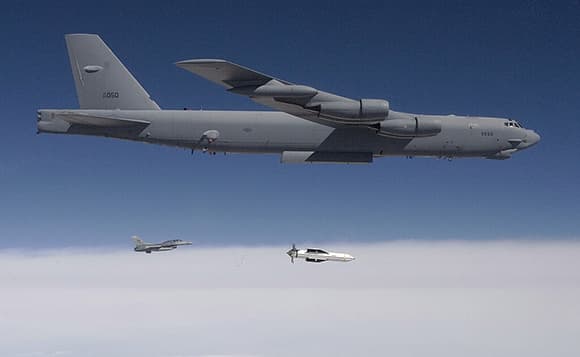 אחת הפצצות החודרות הגדולות ביותר. מטוס B-52 אמריקאי מטיל באימון פצצת GBU-57, במשקל 14 אלף קילוגרם ובאורך שישה מטרים (צילום: US DoD, Public Domain) אחת הפצצות החודרות הגדולות ביותר. מטוס B-52 אמריקאי מטיל באימון פצצת GBU-57, במשקל 14 אלף קילוגרם ובאורך ששה מטרים