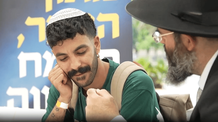 "הציעו לי לרשום בספר תורה והרגשתי שזאת זכות גדולה" (צילום: שחר ישראלי) יונתן כהן - קרן מנומדין
