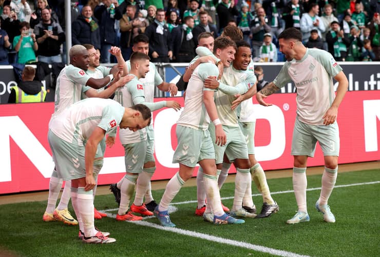 שחקני ורדר ברמן חוגגים עם ינס סטאגה