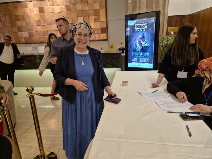 ראשונת המצביעות, נציגת הממשלה אורית סטרוק