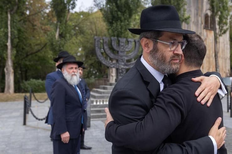 הנשיא זלנסקי מקבל חיבוק 