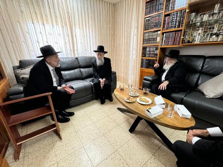 הרב דוד יוסף (במרכז) לצד אחיו הרב יצחק יוסף ויו"ר ש"ס אריה דרעי