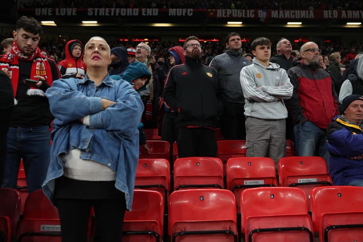 אוהדי מנצ'סטר יונייטד מבינים: זו שוב לא תהיה השנה שלהם (Carl Recine/Getty Images) אוהדי מנצ'סטר יונייטד מאוכזבים