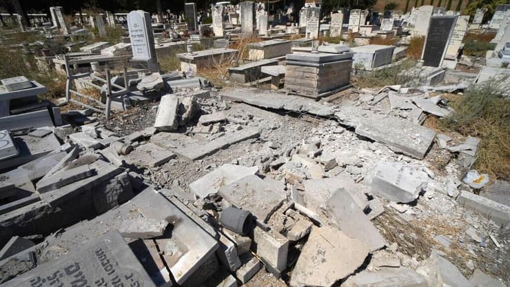 בית העלמין בקריית שמונה שנפגע מטילי חיזבאללה