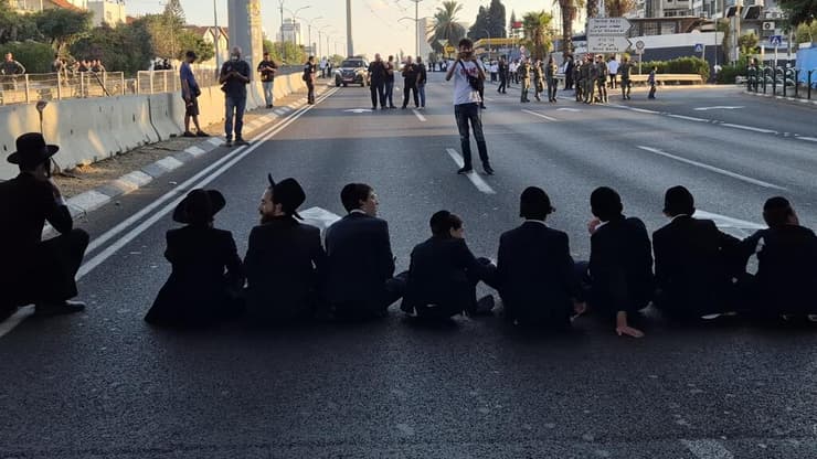 הפגנת חרדים קיצוניים בכביש 4 (צילום: יריב כץ) הפגנת חרדים קיצוניים בכביש 4 ועימותים עם שוטרים