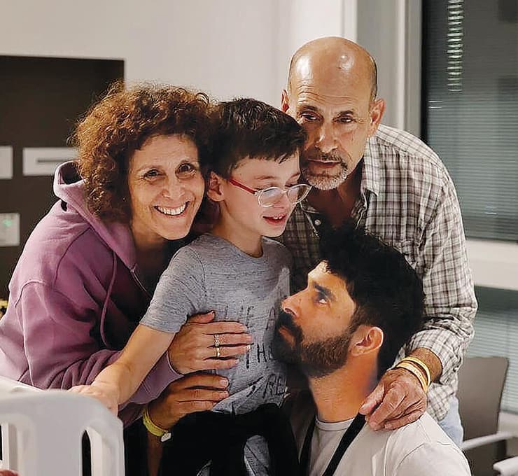 ניצוץ של תקווה. האיחוד של משפחת מונדר אחרי השבי (צילום: דוברות מרכז שניידר) yk14095524