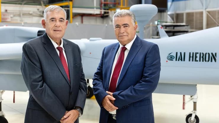 מנכ"ל התעשייה האווירית בועז לוי והיו"ר עמיר פרץ