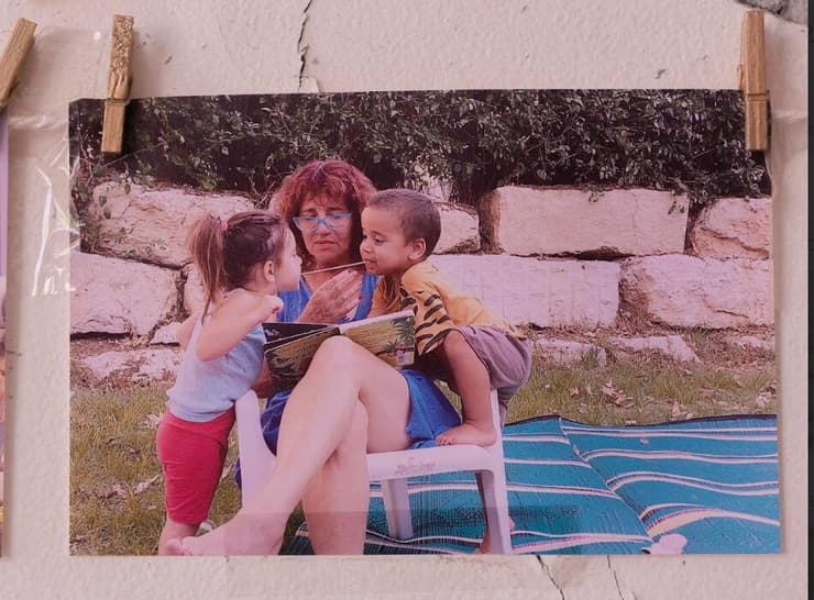 מעיין בר עם הנכדים