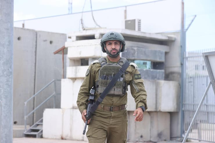 "פתחתי את הדלת כשהקנה של הנשק שלי כלפיהם, גם הם עשו אותו דבר". רס"ן עומאר חג'אג'רה (צילום: גדי קבלו) רס"ן עומאר חג'אג'רה