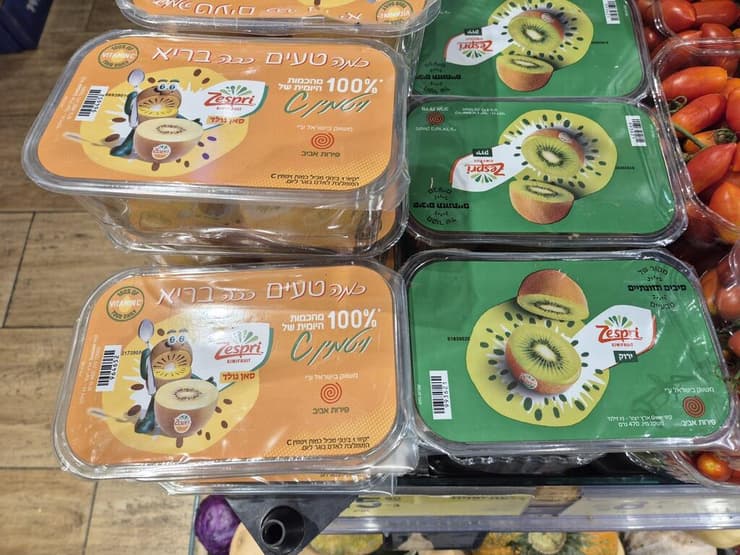 קיווי ארוז מיובא מהזנים היווארד (מימין) וסאן גולד
