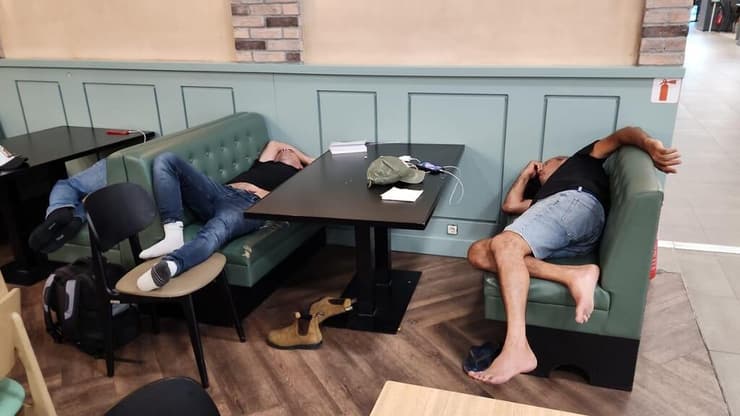 לילה קשה בשדה (צילום: קורן בוהדנה) נוסע ארקיע בשדה התעופה בקורפו