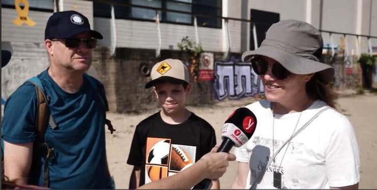 בני המשפחה ממודיעין שהגיעו לנקות את שפך הירקון (צילום: ירון שרון) בני המשפחה ממודיעין שהגיעו לנקות את שפך הירקון