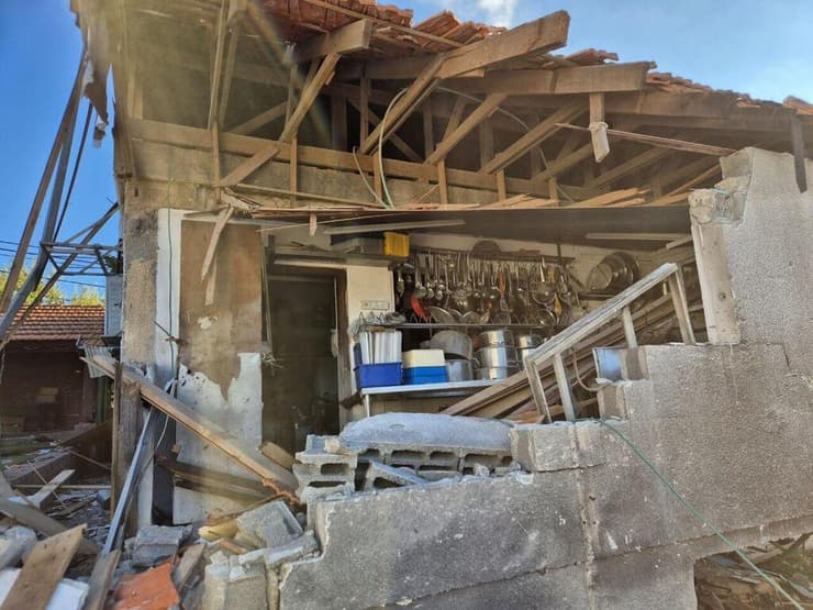 צילום: יואב קרן אורה חתן שמבשלת לחיילים בשתולה בין הבתים ההרוסים