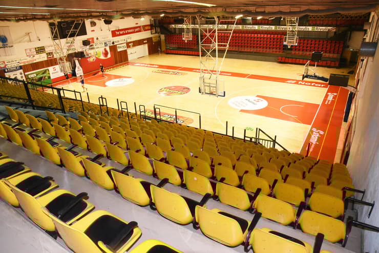 האולם בכפר בלום