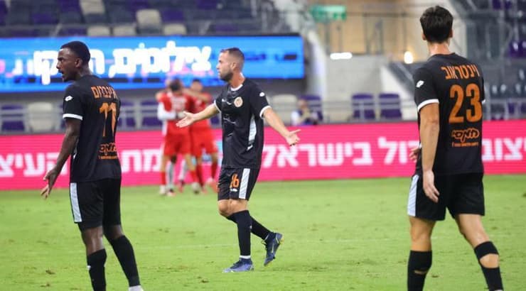 שחקני הפועל כפר שלם מתוסכלים