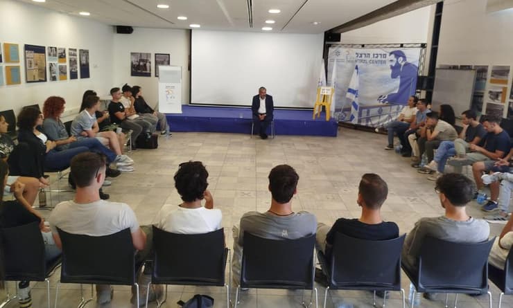 אלחנן דנינו, אביו של אורי דנינו, בהרצאה לחניכי מכינת גוונא המיועדת ליוצאי החברה החרדית (צילום: אהרון לוריא) אלחנן דנינו, אביו של אורי דנינו, בהרצאה לחניכי מכינת גוונא המיועדת ליוצאי החברה החרדית