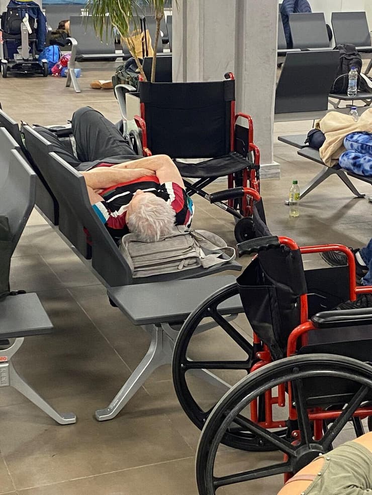 נוסע ארקיע בשדה התעופה בקורפו (צילום: קורן בוהדנה) נוסע ארקיע בשדה התעופה בקורפו