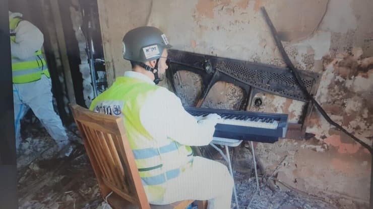 אלי תורג'מן בבית של עודד ליפשיץ בניר עוז