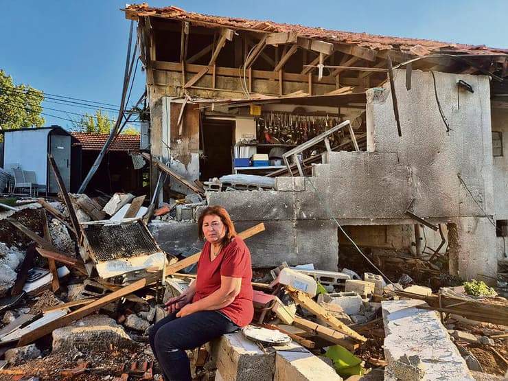 חתן בין הריסות המסעדה המשפחתית. רבע שעה אחר כך הייתה שוב פגיעה ישירה (צילום: יואב קרן) yk14100436
