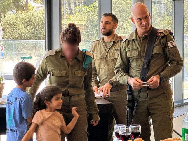 “ההורים שלי לקחו אחריות על הילדים”. ש’ בטקס הענקת הדרגה בחודש שעבר | צילום: דובר צה"ל yk14100625