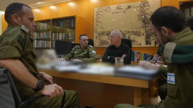 שר הביטחון יואב גלנט בהערכת מצב עם הרמטכ"ל הרצי הלוי ובכירי צה"ל
