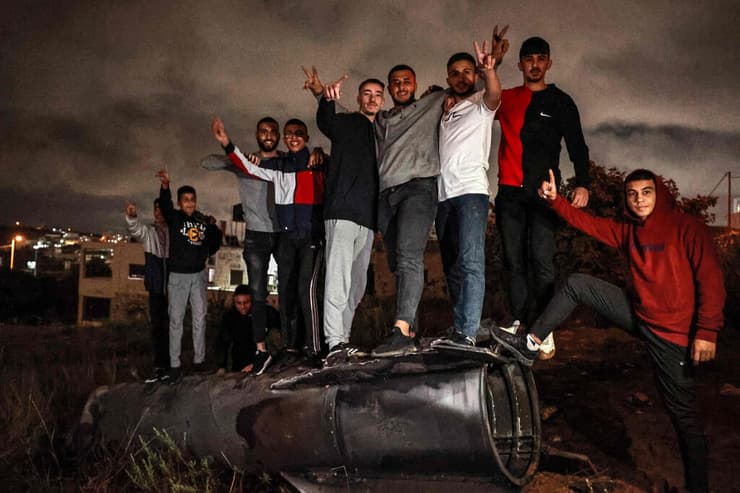מצטלמים עם שבר טיל ברמאללה, דקות אחרי המתקפה