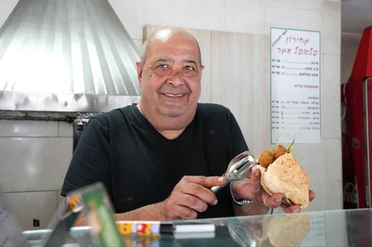 שמעון עמר בדוכן הפלאפל. "שצה"ל ימשיך וימשיך - עד שנחזור" (צילום: אפי שריר) שמעון עמר