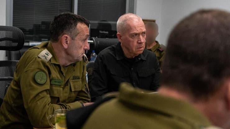 שר הביטחון יואב גלנט בבור הפיקוד של צה"ל במהלך התקיפה האיראנית